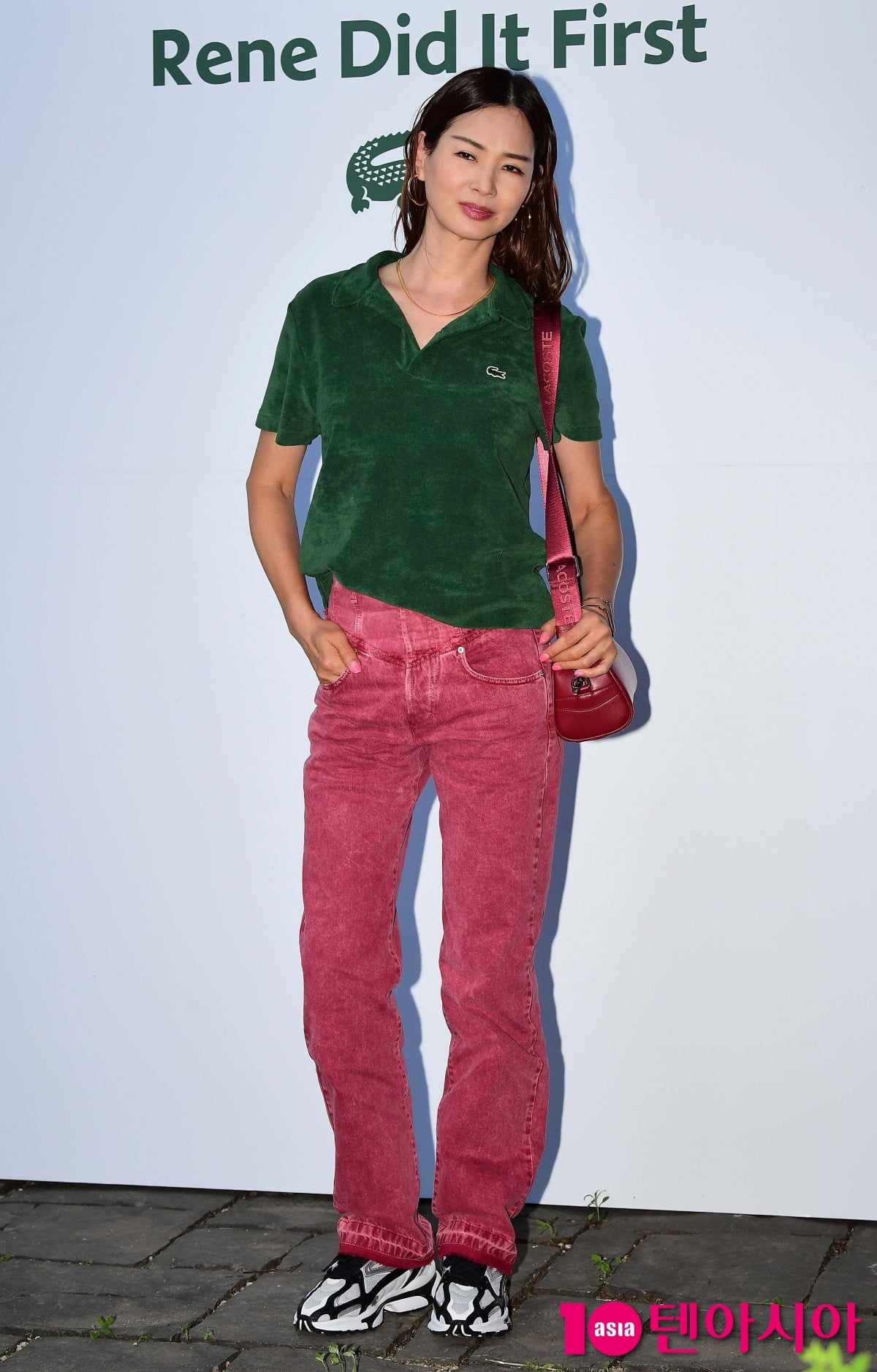 이소라가 공식 행사에 참석해 포즈를 취하고 있다./사진=텐아시아DB