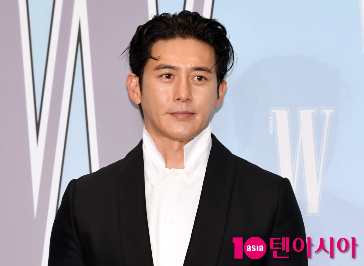 배우 고수가 포즈를 취하고 있다 / 사진=텐아시아 DB