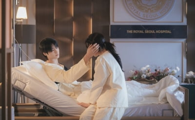 아이유♥변우석, 열애 인정 후 마음 더 깊어졌다…병실서 애틋 스킨십 ('대군부인')
