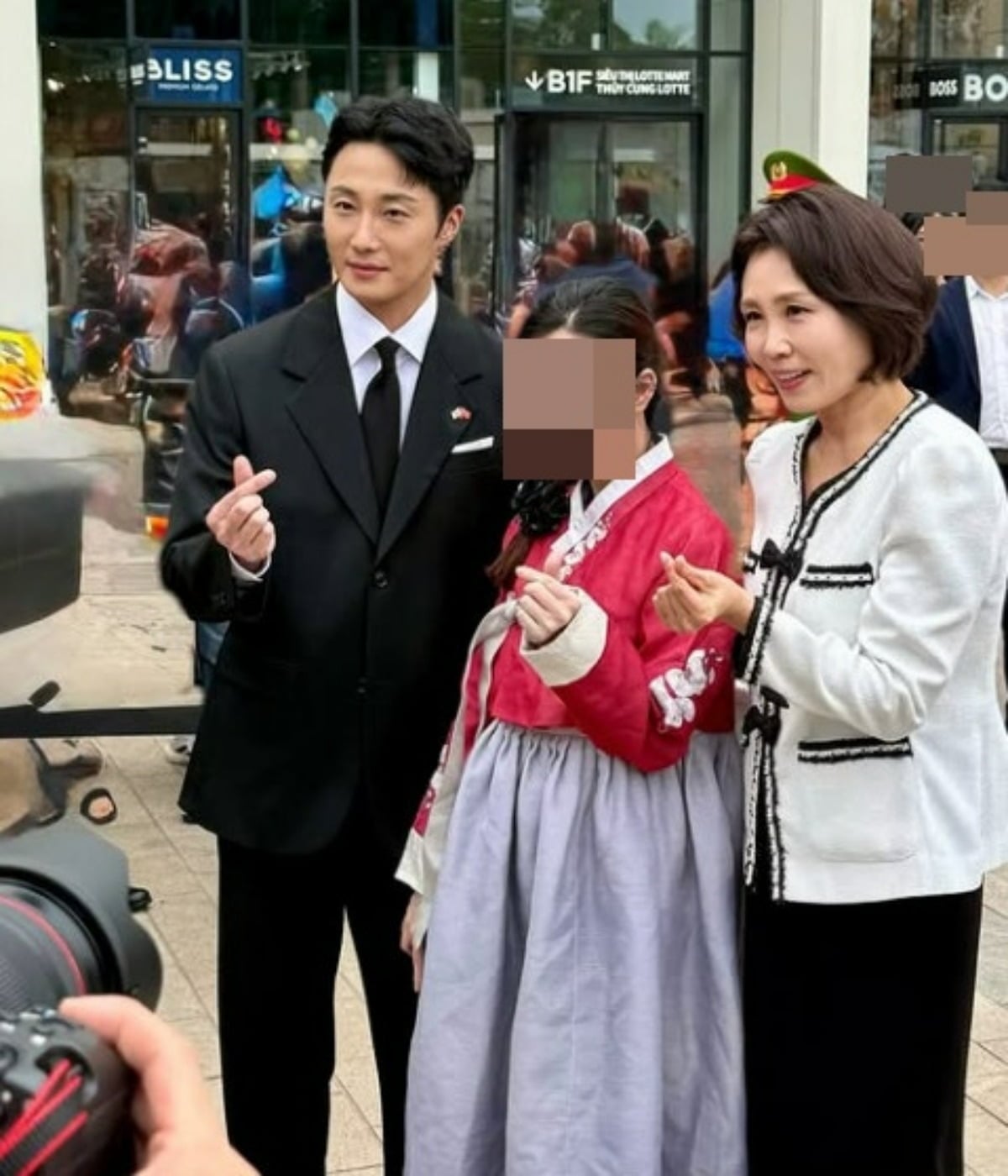 배우 정일우가 김혜경 여사와 함께 베트남에서 기념 촬영을 진행하고 있다. / 사진=정일우 SNS