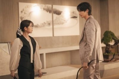 2년 전 '선업튀' 떠오르는 설렘 키 차이…변우석, 김혜윤 아닌 ♥아이유와 로맨틱 케미 ('대군부인')