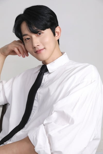 [공식] '광고계 샛별' 185cm 男배우, 새출발 알렸다…"한 식구 돼 기뻐"
