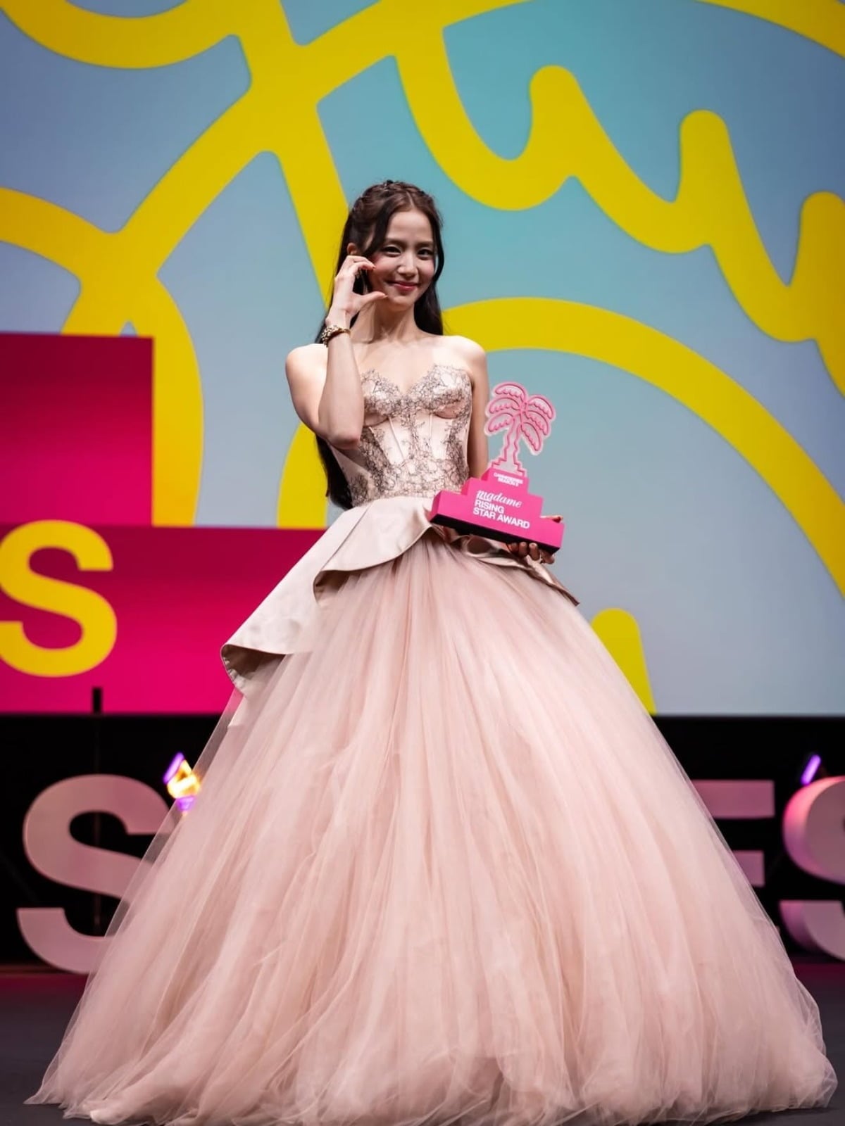 블랙핑크 지수가 '제9회 칸 국제 시리즈 페스티벌' 개막식에서 '마담 피가로 라이징 스타상'을 수상했다. / 사진제공=칸 국제 시리즈 페스티벌