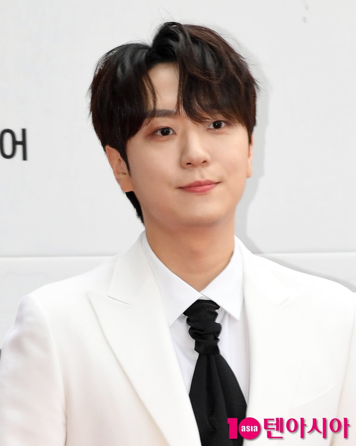 가수 고우림이 포즈를 취하고 있다 / 사진=텐아시아 DB