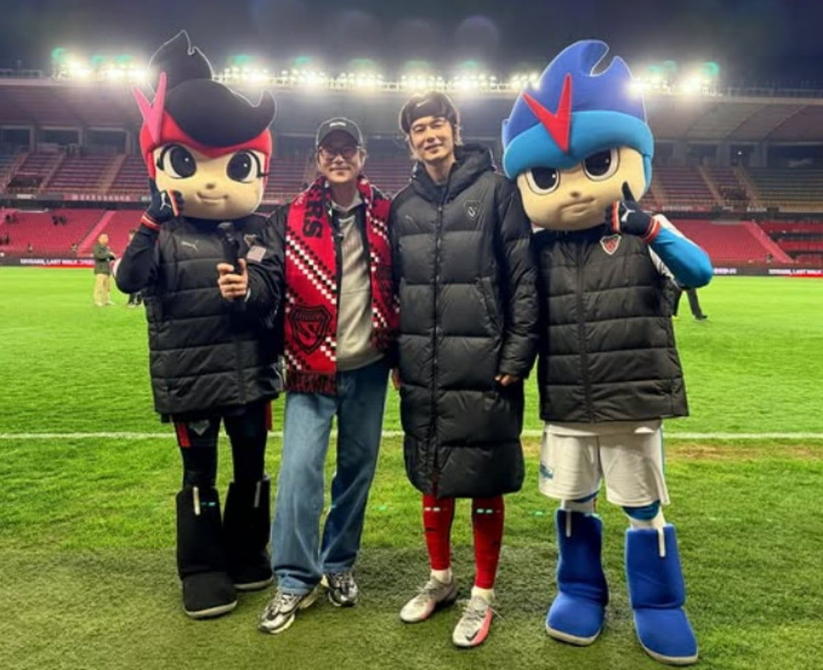 배우 김강우가 동서지간이자 축구 선수로 활약 중인 기성용을 만나 기념 촬영을 진행하고 있다. / 사진=김강우 SNS