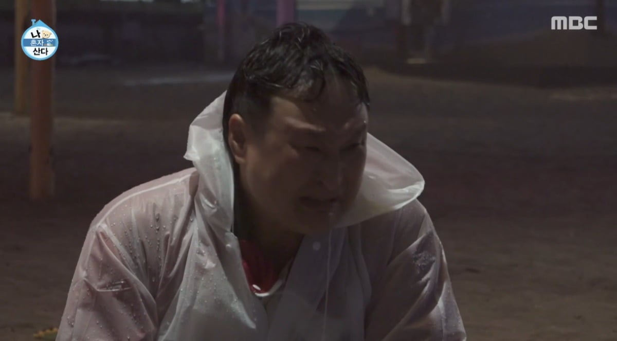 '나 혼자 산다'에서 구성환이 반려견 '꽃분이'에게 눈물의 작별 인사를 건넸다./사진=MBC 방송 화면 캡처