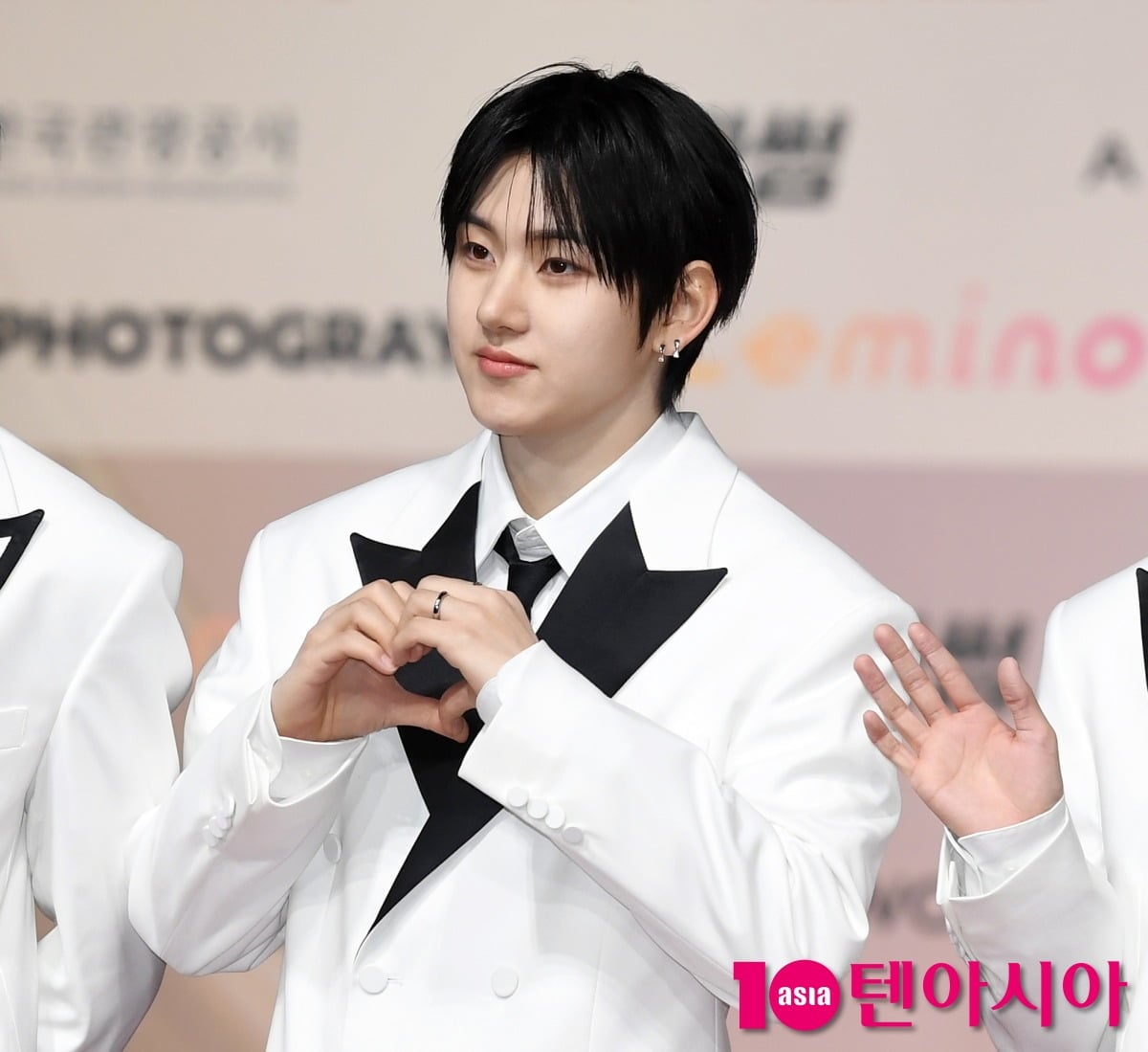 킥플립 계훈이 공식 행사에 참석해 포즈를 취하고 있다./사진=텐아시아DB