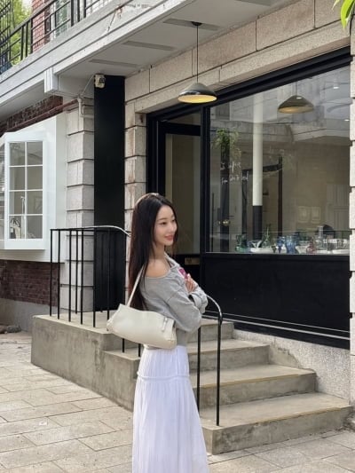 '170cm·52kg' 경리, 오프숄더로 뽐낸 명품 직각 어깨…마네킹 몸매 과시