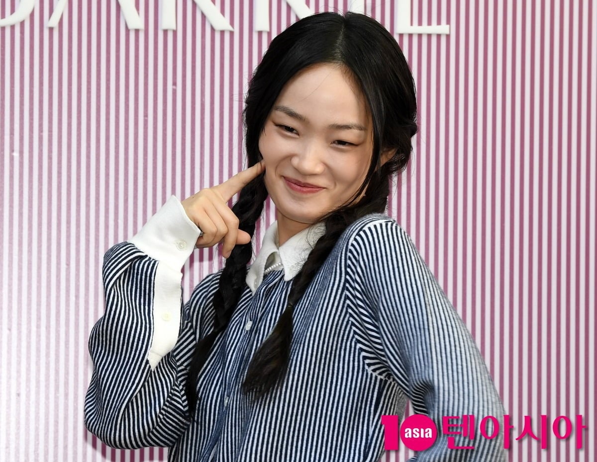 모델 신현지가 공식 행사에 참석해 포즈를 취하고 있다./사진=텐아시아DB