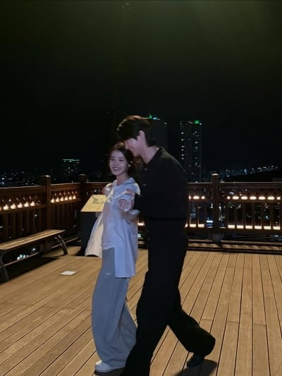 '100억 몸값' 변우석, 이종석 질투하면 어쩌려고…'♥아이유'와 다정한 투샷 공개