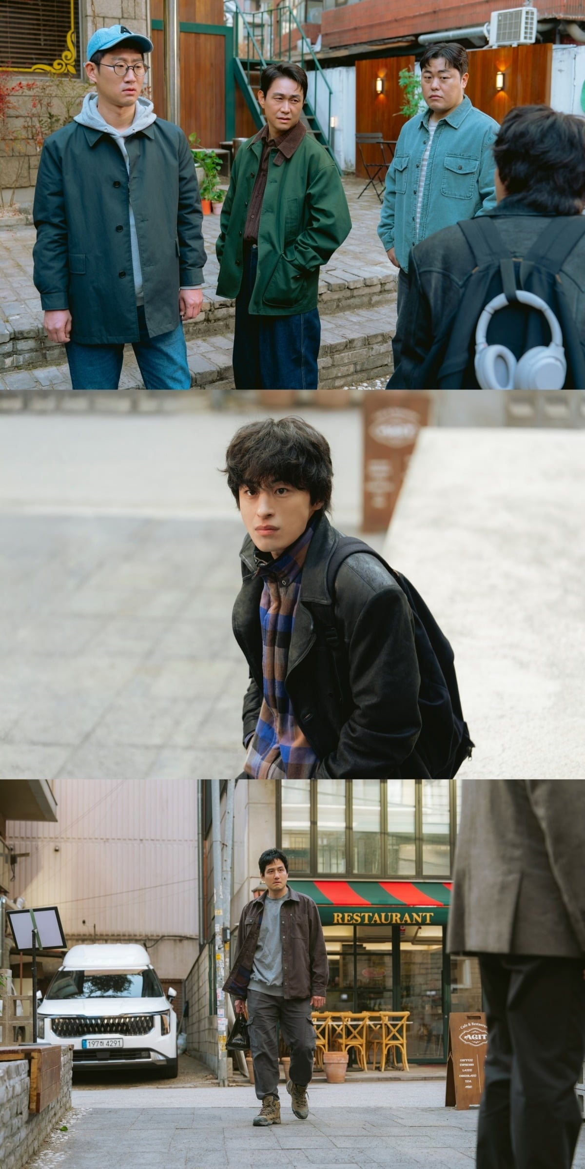 구교환과 오정세가 아지트 앞에서 대립한다./사진제공=스튜디오 피닉스·SLL·스튜디오 플로우