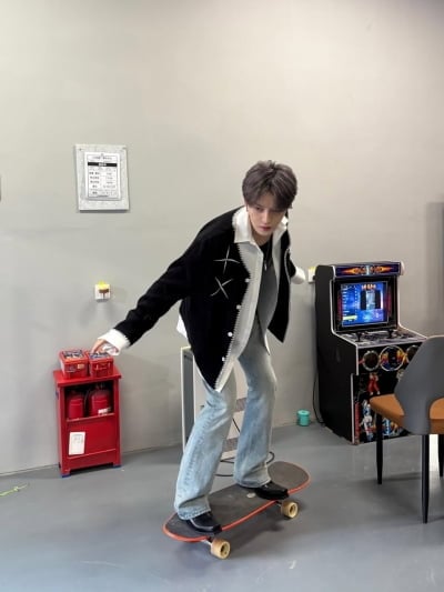 '재산 1조설' 김재중, 이게 정녕 40세 얼굴인가…스케이트보드 타는 소년미의 정석