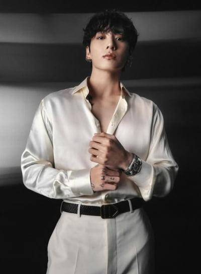 '손가락 욕' 정국은 또 참지 않지…RM '흡연 논란' 3일 만에 "나도 화가 남"