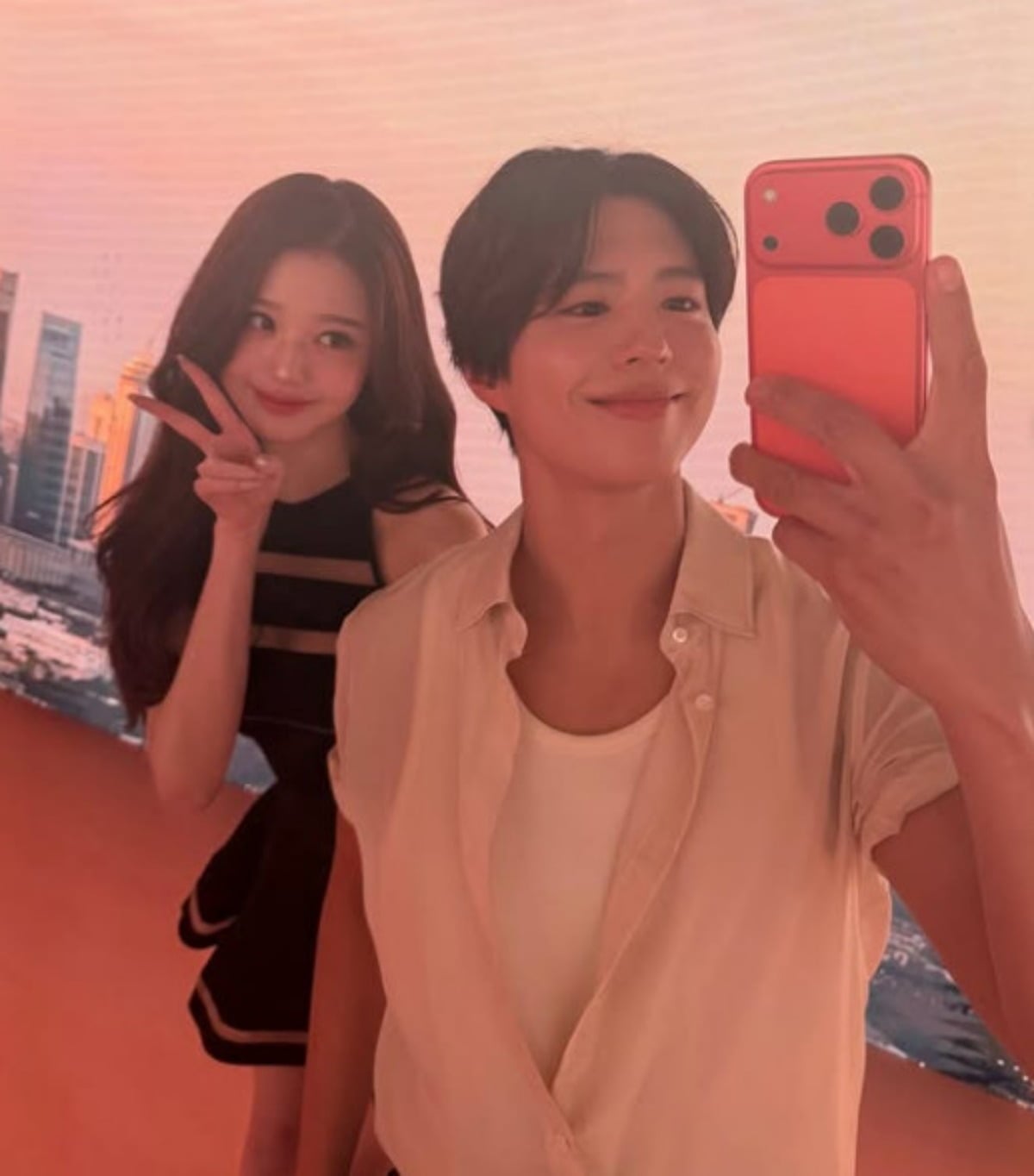 그룹 아이브 멤버 장원영과 배우 박보검이 만남을 인증했다. / 사진=박보검 SNS