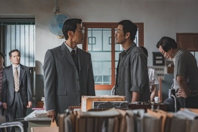 박해수, 이희준에 파격 제안했다…의문의 동행 포착 ('허수아비')