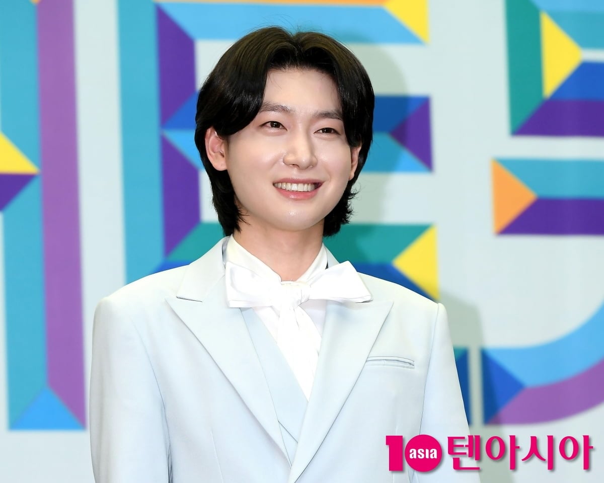 가수 김용빈이 포즈를 취하고 있다 / 사진=텐아시아 DB