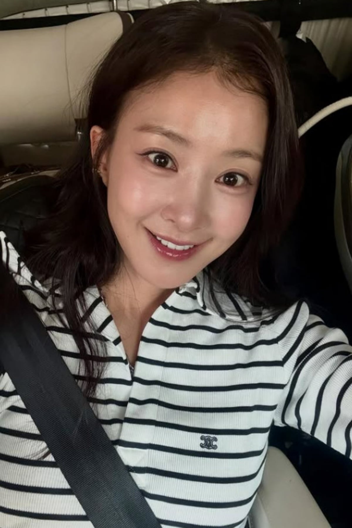 배우 이시영이 카메라를 바라보며 환한 미소를 짓고 있다. / 사진=이시영 SNS