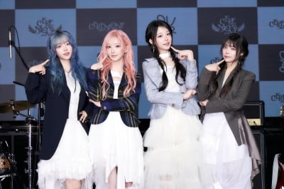 '컴백' QWER "1위하면 팬들에 깜짝 이벤트"…차트·음방 정상 자리 노린다