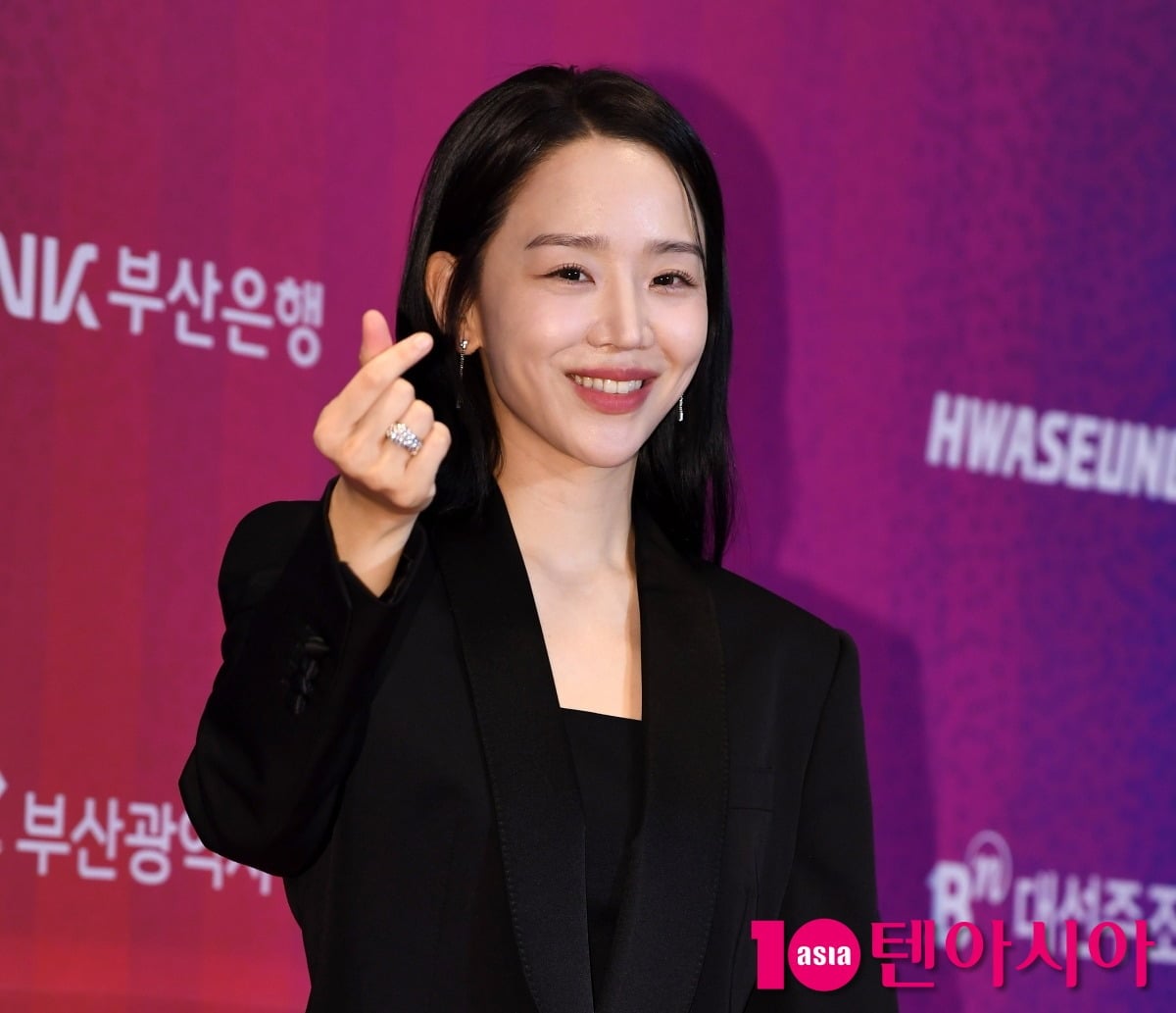 신혜선이 공식 행사에 참석해 포즈를 취하고 있다./사진=텐아시아DB