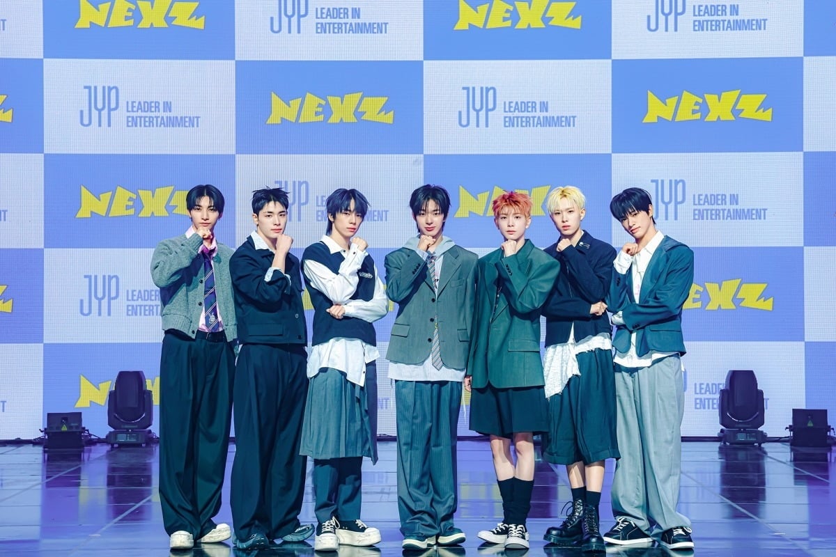 그룹 NEXZ(유우, 하루, 소 건, 토모야, 유키, 휴이, 세이타)가 두 번째 싱글 앨범 'Mmchk'(음츠크) 발매 기념 미디어 쇼케이스에서 포즈를 취하고 있다./사진제공=JYP엔터테인먼트