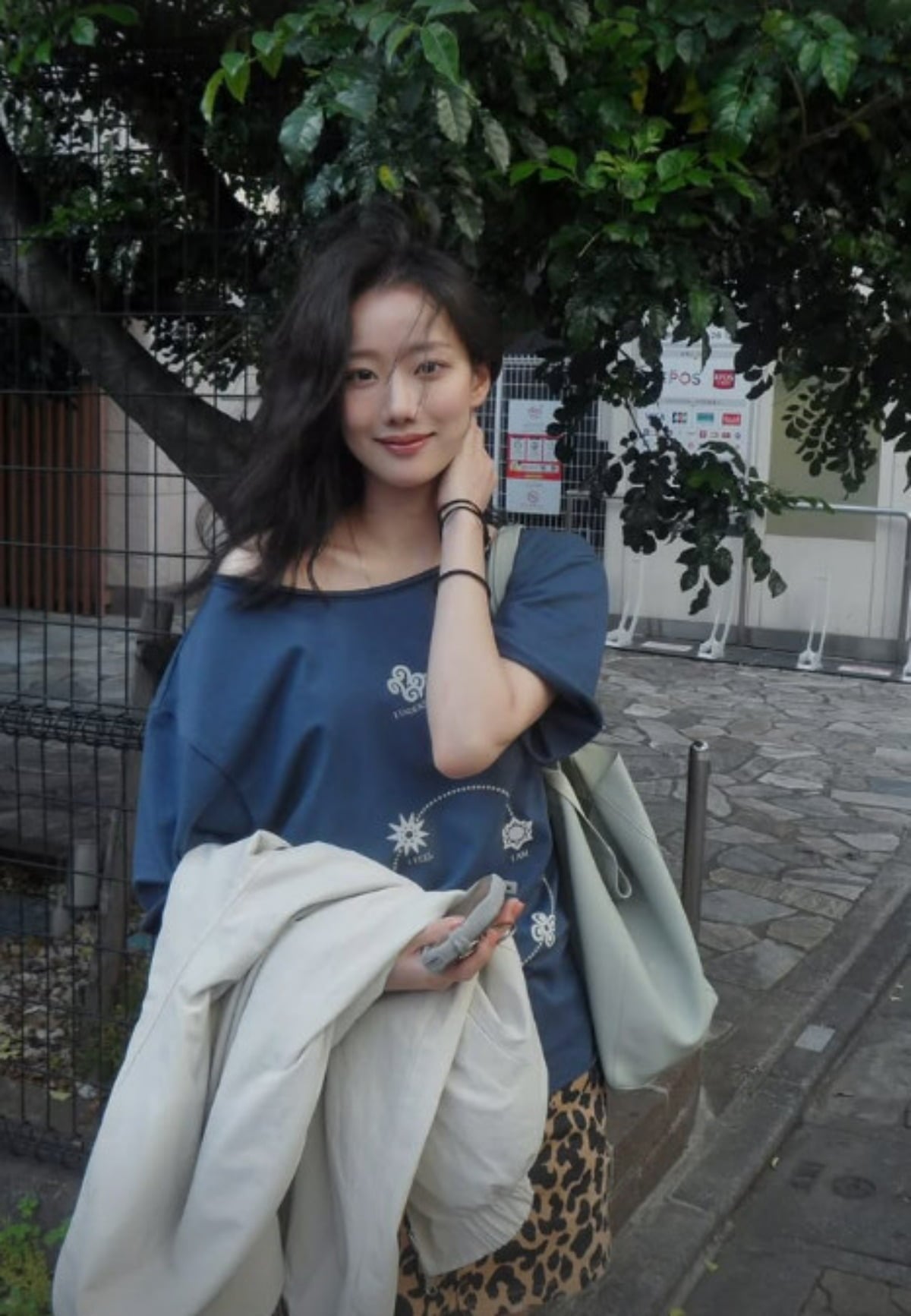 가수 겸 배우 이나은이 일본 체류 중 포즈를 취하고 있다. / 사진=이나은 SNS