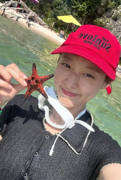 설현, 태닝 따로 안 해도 되겠어…까맣게 타버린 얼굴 피부