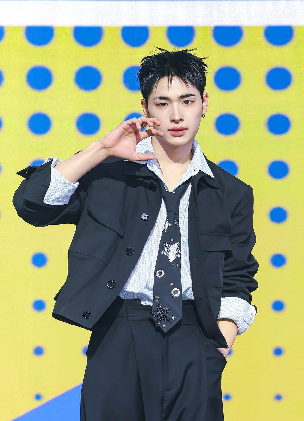 그룹 NEXZ의 하루가 두 번째 싱글 앨범 'Mmchk'(음츠크) 발매 기념 미디어 쇼케이스에서 포즈를 취하고 있다./사진제공=JYP엔터테인먼트