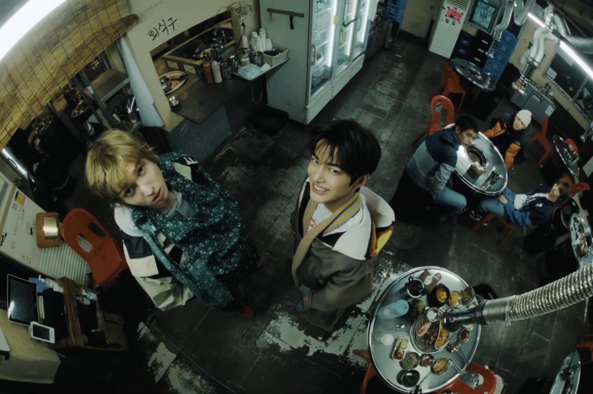 그룹 코르티스가 '칼군무', '화려한 의상과 메이크업'을 대표로 하는 'K팝 아이돌'이라는 틀을 깨부쉈다.
사진=그룹 코르티스 공식 유튜브 채널 캡처