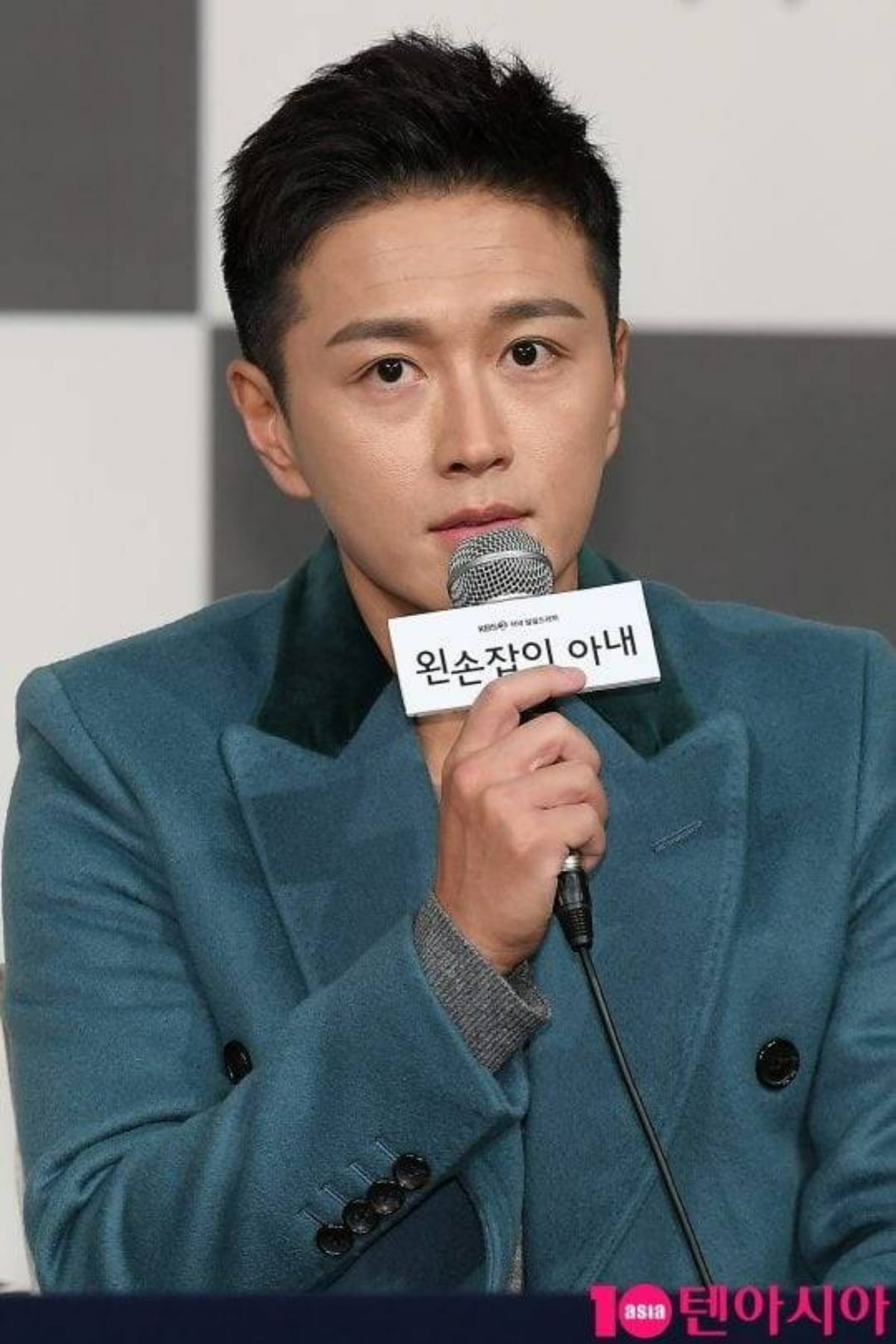 배우 진태현이 취재진 앞에서 마이크를 들고 작품에 대해 설명하고 있다. / 사진=텐아시아 DB