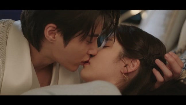 '21세기 대군부인' 아이유와 변우석의 요트 키스신 / 사진제공=MBC