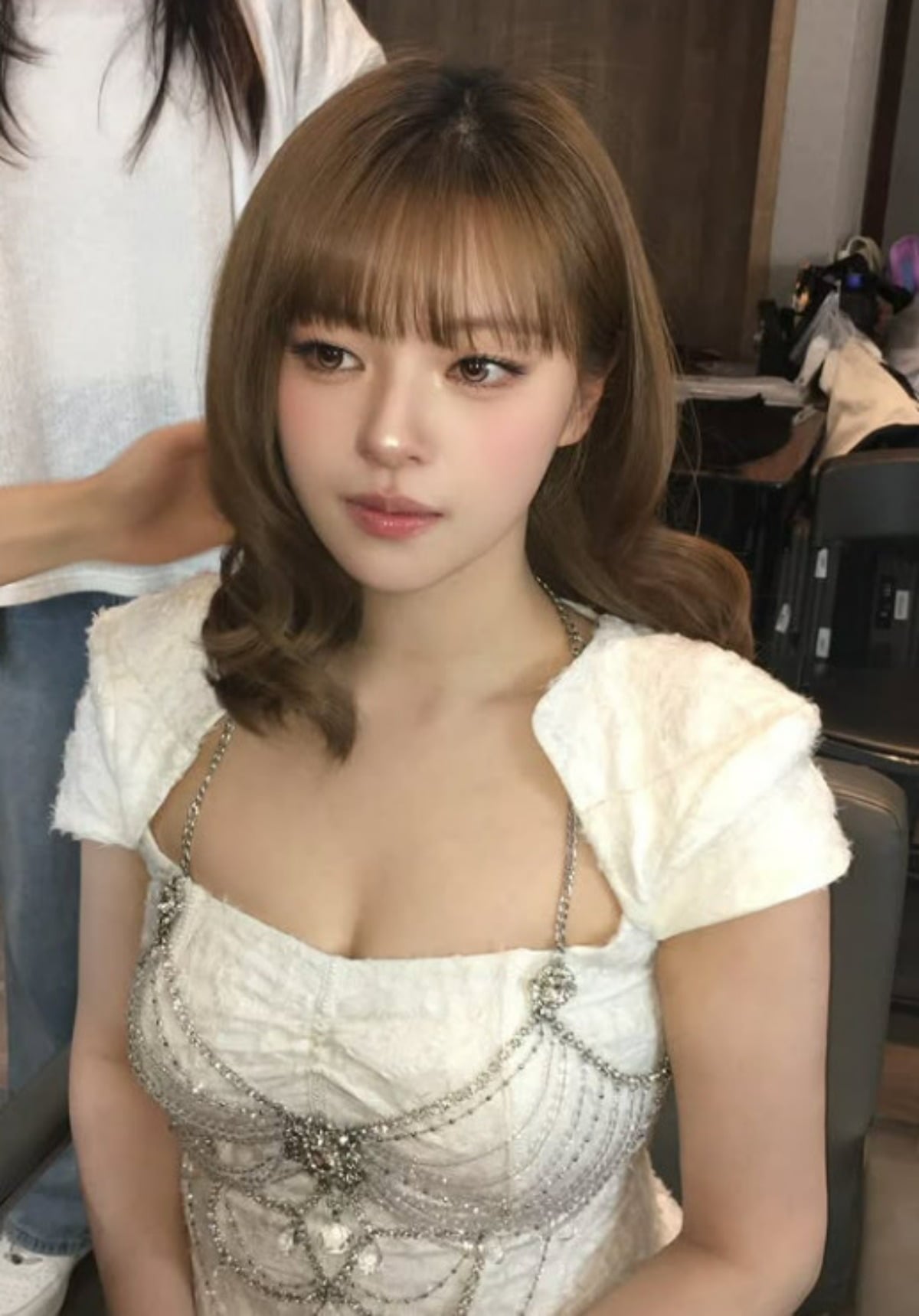 그룹 트와이스 멤버 정연이 갸름한 얼굴 라인을 보이고 있다. / 사진=정연 SNS