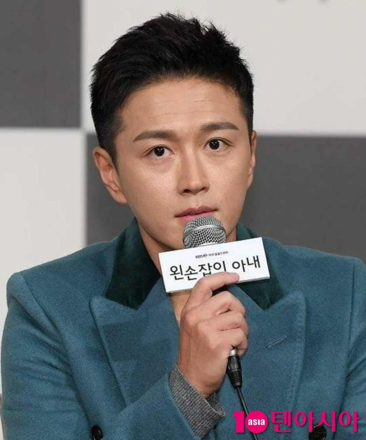 배우 진태현이 취재진 앞에서 마이크를 들고 작품에 대해 설명하고 있다. / 사진=텐아시아 DB