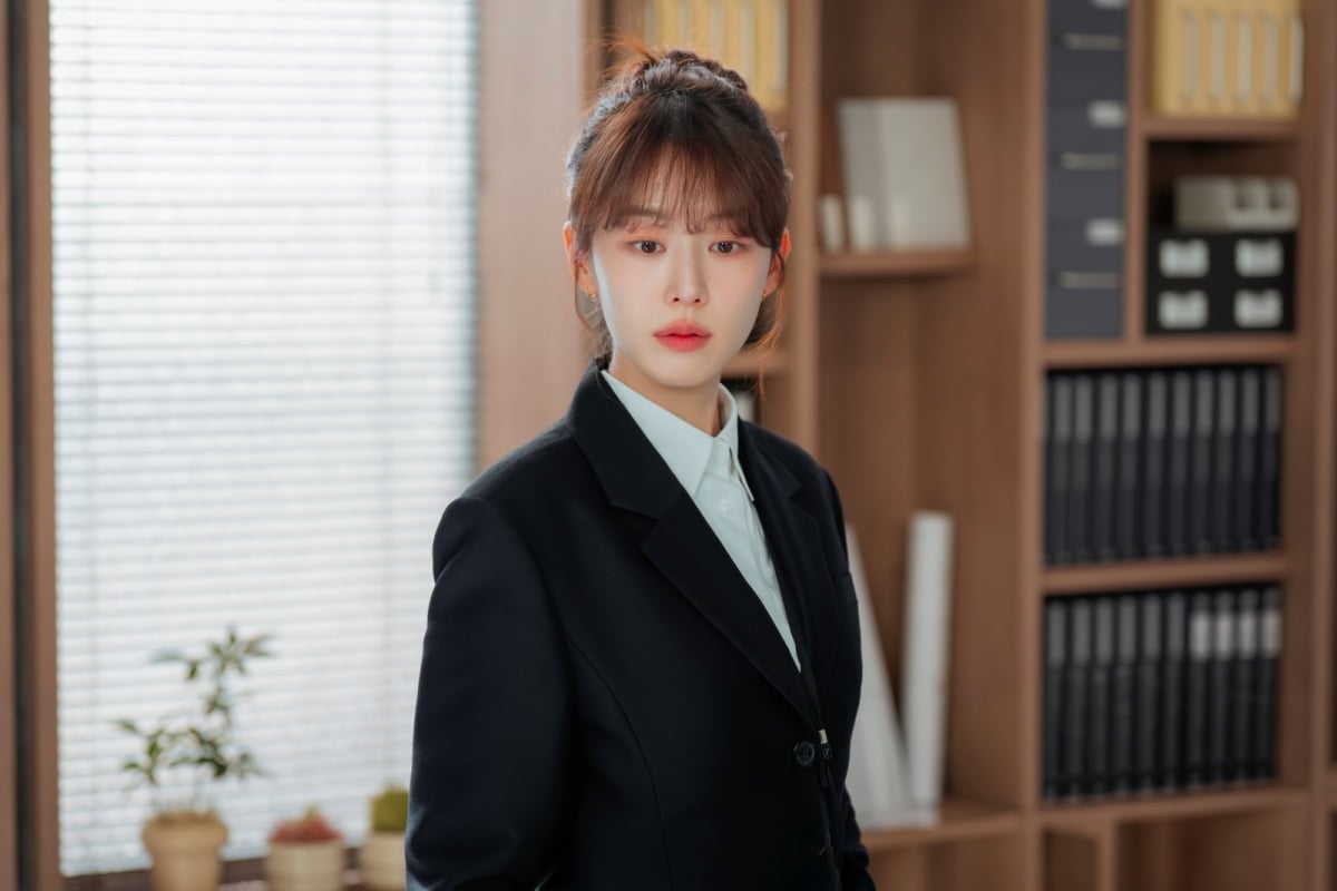 이주명이 ‘신입사원 강회장’에서 은밀한 이중생활에 돌입한다./ 사진 제공: SLL, 코퍼스코리아