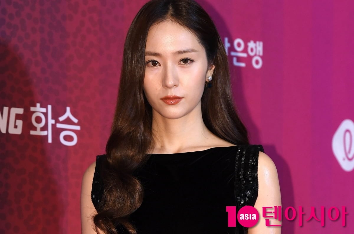 배우 정수정이 취재진 앞에서 포즈를 취하고 있다. /텐아시아 DB