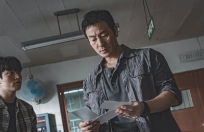 'Scarecrow' Star Park Hae-soo Unravels Serial Murder Mystery as Ratings Soar