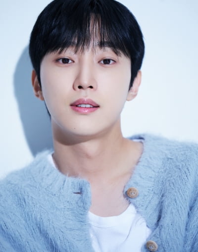 진영, 걸그룹과 10년 만에 재회…아이오아이 재결합에 지원사격