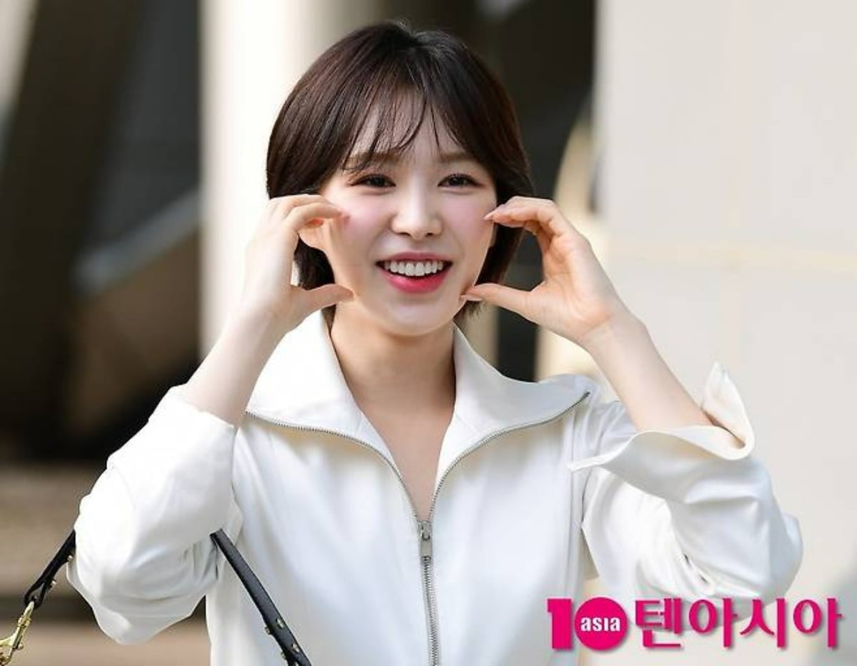 레드벨벳 웬디가 취재진 앞에서 포즈를 취하고 있다. / 사진=텐아시아DB