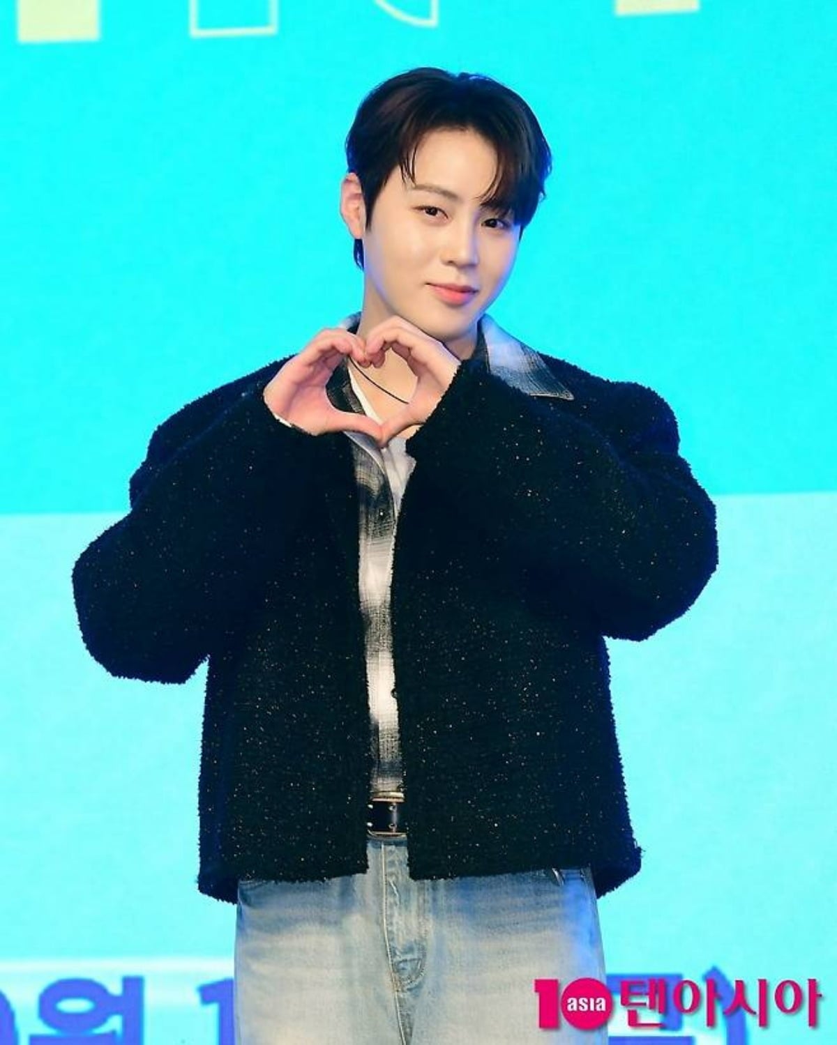 가수 하성운이 손하트 포즈를 취하고 있다. / 사진=텐아시아 DB