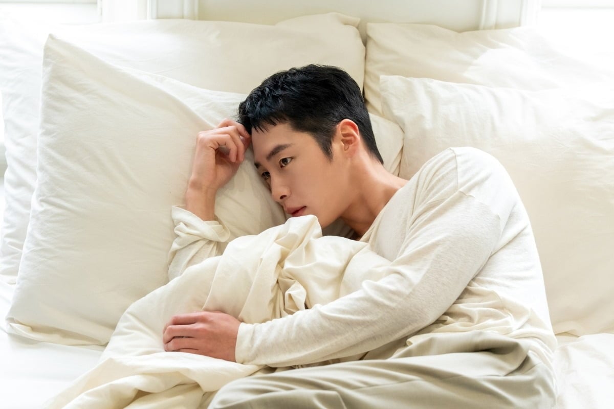 배우 이재욱이 따스한 감성이 묻어나는 비주얼로 팬심을 정조준했다./사진제공=로그스튜디오