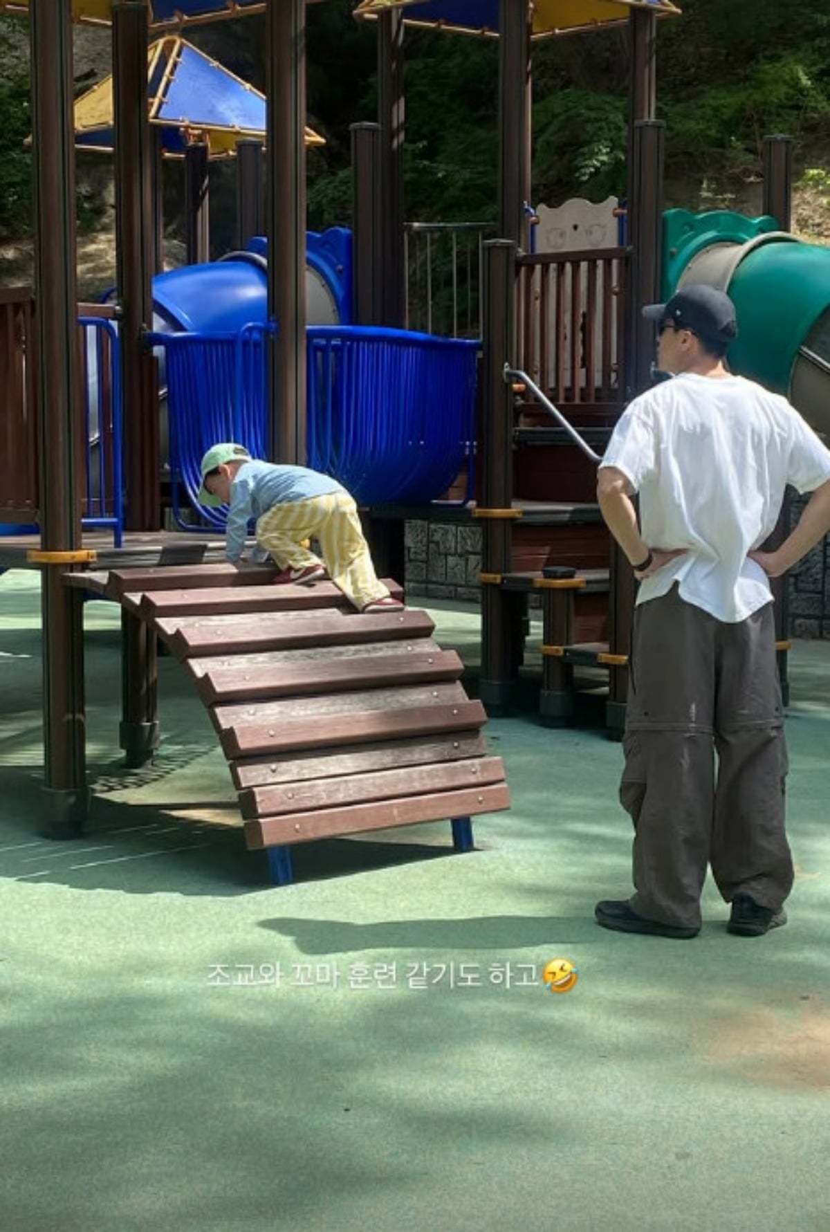 배우 김무열이 아들과 놀이터에서 시간을 보내고 있다. / 사진=윤승아 SNS