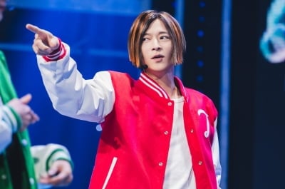 강동원, 데뷔 23년 만에 염색 단발머리…댄스머신 되려고 "5개월 트레이닝"('와일드 씽')