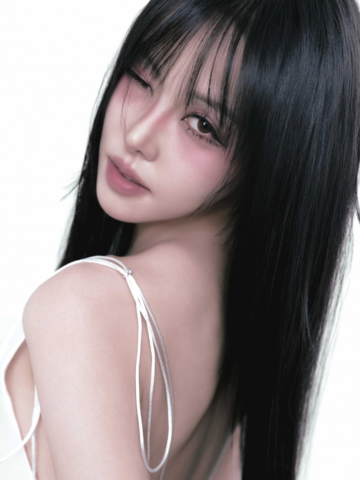 가수 유주가 신곡 '첫사랑은 저주다'를 선보인다. / 사진제공=앳에어리어