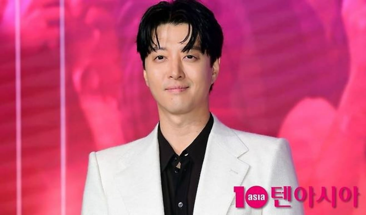 배우 이동건이 공식석상에서 취재진에 미소를 보이고 있다. / 사진=텐아시아 DB