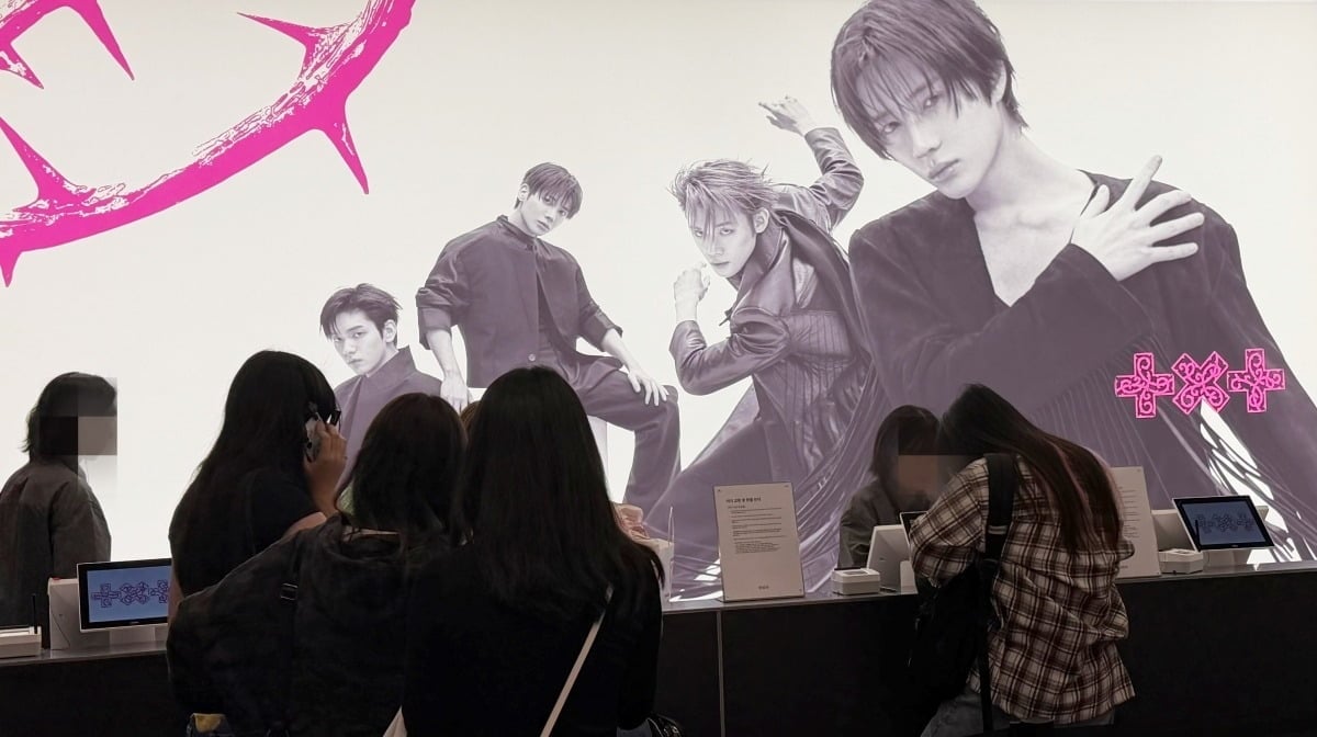 그룹 TXT의 팬들이 서울 용산구 하이브 사옥에서 열린 ‘TOMORROW X TOGETHER 7TH YEAR: 가시덤불에 잠시 바람이 멈췄을 때’ 팝업 스토어를 방문하고 있다. / 사진=윤예진 기자