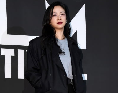 '김태용♥' 탕웨이, 둘째 임신설…올블랙 의상 위로 배가 볼록