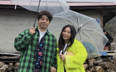 황신혜, 父 장례식 끝까지 지킨 권오중 22년 만에 재회 '팔짱 꼭'…"감사한 사람"