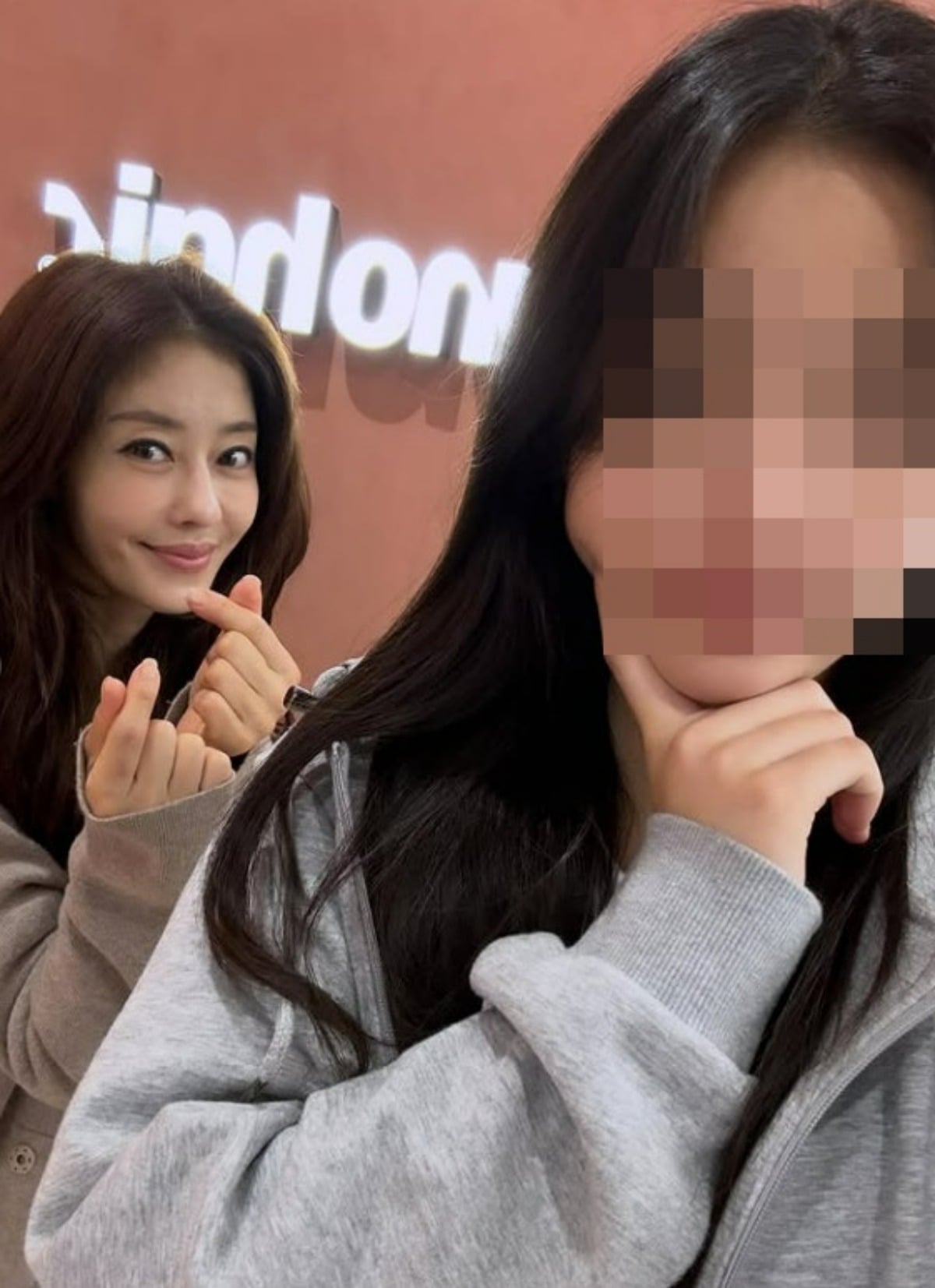 그룹 쥬얼리 출신 이지현이 자신의 미용실에서 딸과 기념 촬영을 하고 있다. / 사진=이지현 SNS