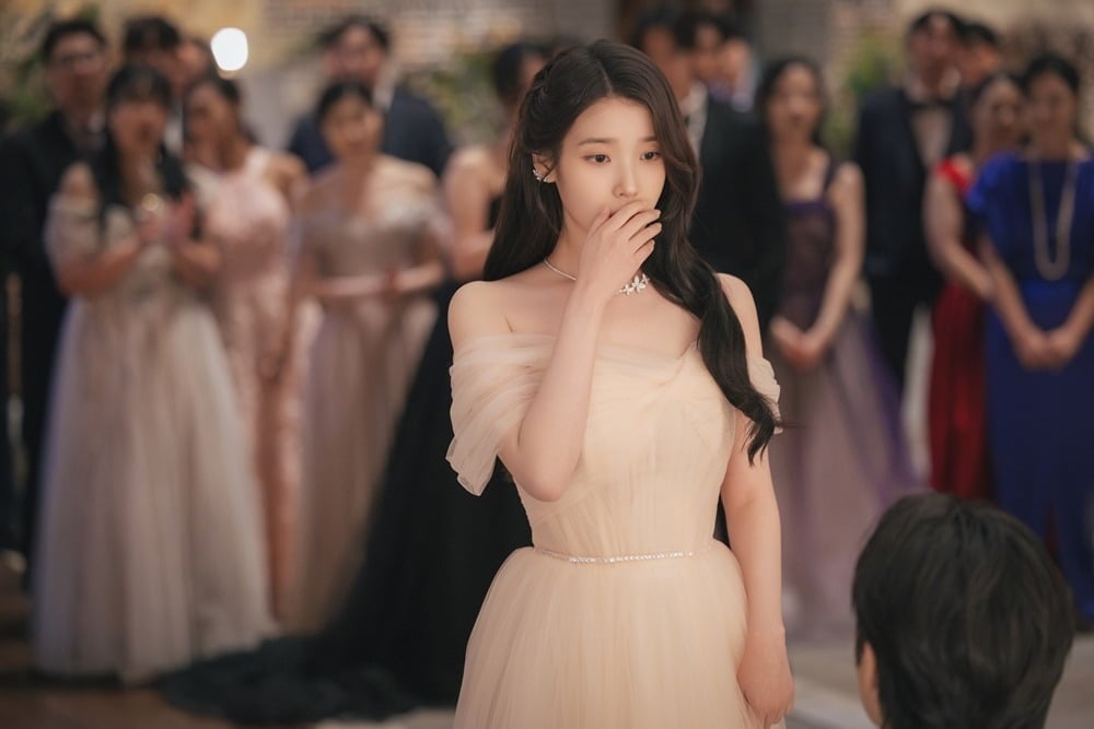 아이유와 변우석의 프러포즈 이벤트 미공개 사진이 시청자들의 설렘을 배가하고 있다./사진제공=MBC