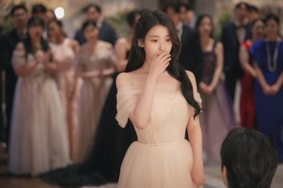 아이유, 마침내 초호화 ♥프러포즈 받았다…동화 속 한 장면 같은 미공개 사진 공개 ('대군부인')