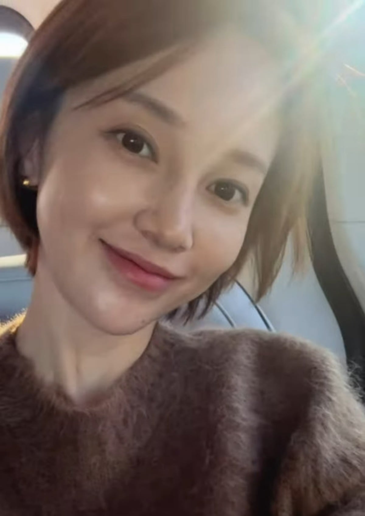 가수 아유미가 환한 미소를 짓고 있다. / 사진=아유미 SNS